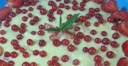 Сметанный торт с ягодами