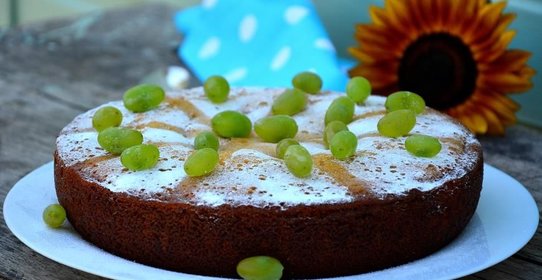 Шарлотка медовая с виноградом