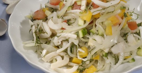 Cалат с кальмарами и маринованным луком