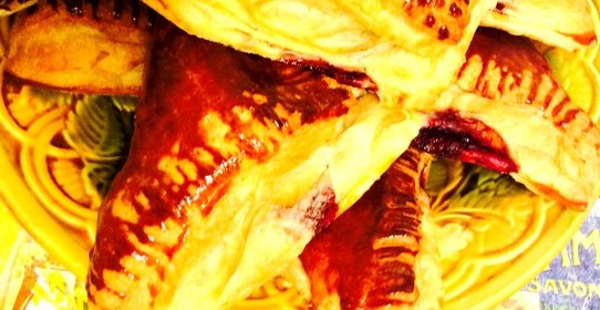 Пирожки из слоеного теста «Вишня на коньяке»