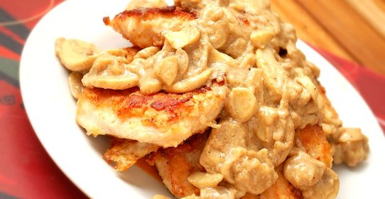 Куриная грудка в грибном соусе
