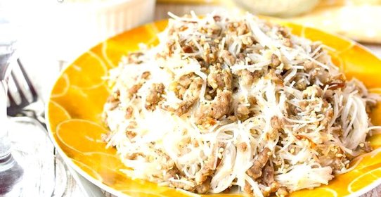 Рисовая лапша со свиным фаршем и кунжутом