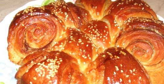 Булка-цветок с корицей