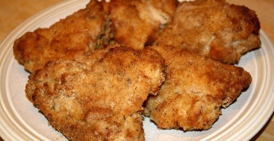Жареная курица, панированная в кренделях