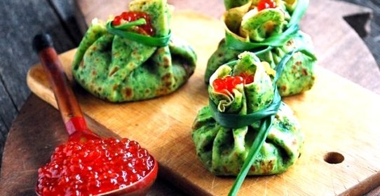 Блины из шпината со сливочным сыром и семгой