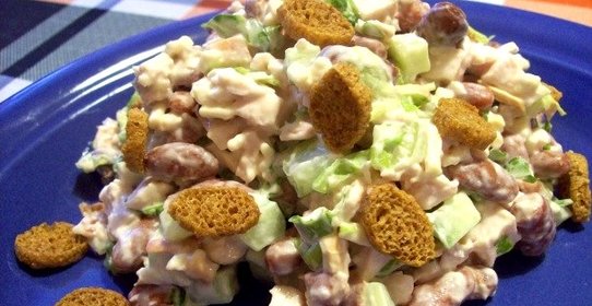 Простой салат с фасолью