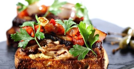 Брускетта с говядиной, томатами и песто