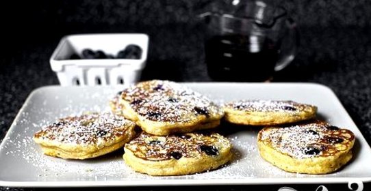 Черничные оладьи с йогуртом