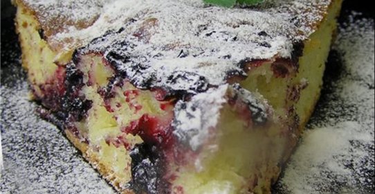 Пушистая ягодная шарлотка