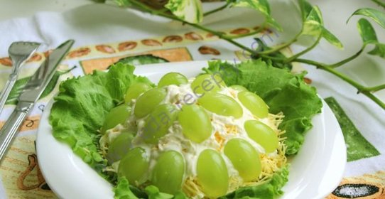 Салат с виноградом и курицей, сыром