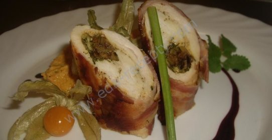 Рулетики из бекона с курицей и грибами