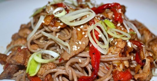 Гречневая лапша со свининой и овощами