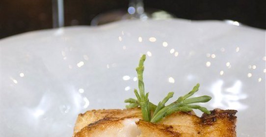 Морской окунь на гриле с миндально-апельсиновым соусом