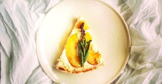 Творожный пирог с персиками