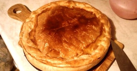Пирог с мясом из слоеного бездрожжевого теста