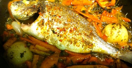 Дорада, запеченная с овощами