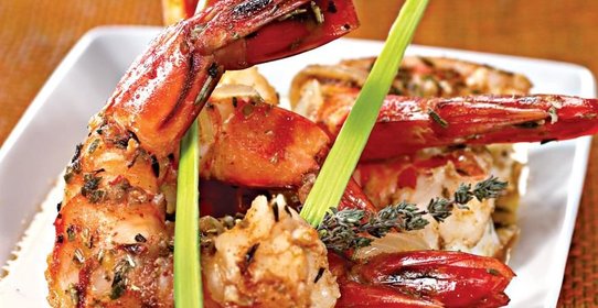 Креветки с томатом и белым вином