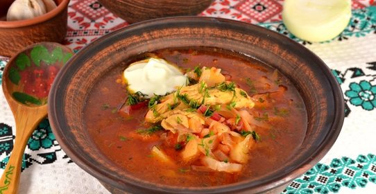 Борщ с курицей и бочковыми помидорами