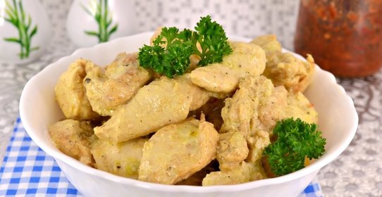 Куриное филе в сметанном соусе в мультиварке