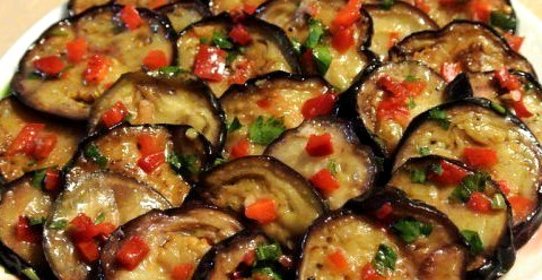 Маринованные баклажаны в соусе из сладкого перца