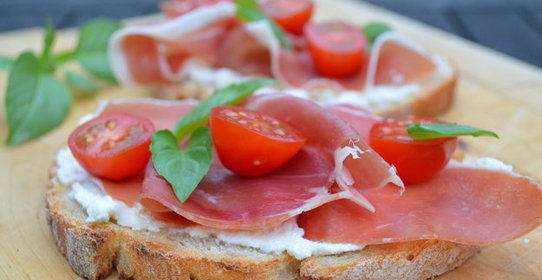 Брускетта с рикоттой, пармской ветчиной и помидорами черри