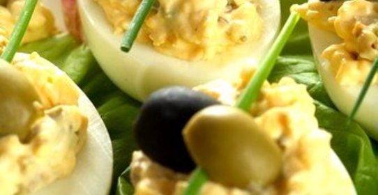 Фаршированные яйца с каперсами и анчоусами по‑средиземноморски