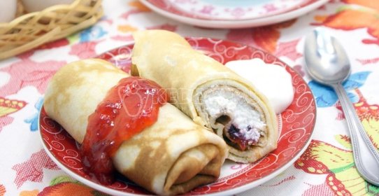 Блины на сливках с творогом и клубничным джемом