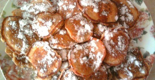 Яблочные оладьи со сметаной