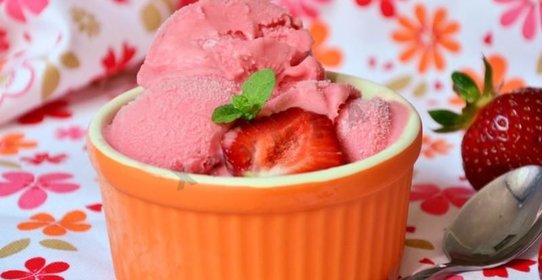 Мороженое домашний клубничный щербет из йогурта