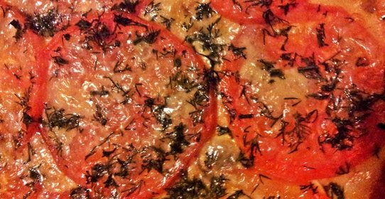 Пицца с шампиньонами, помидорами и укропом