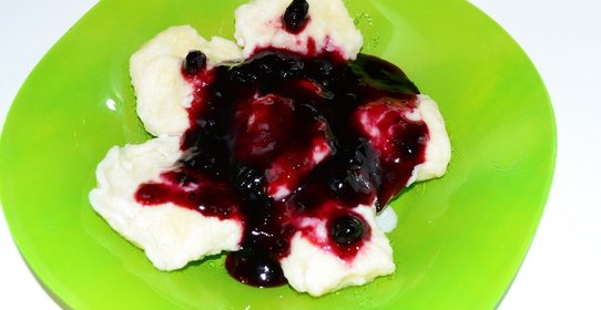 Галушки с черничным джемом