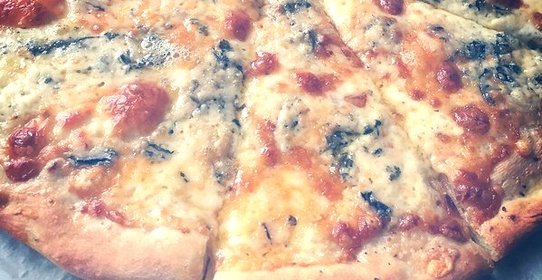 Пицца «Четыре запрещенных сыра»