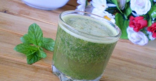 Зеленый коктейль с яблоком