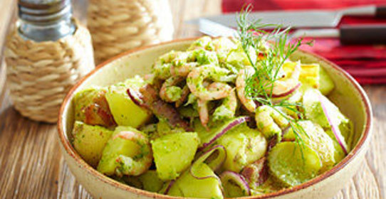 Картофельный салат с креветками в чесночном соусе с пряными травами