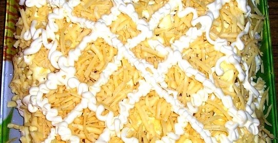 Салат с курицей и ананасом слоями