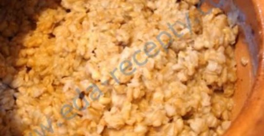 Каша из цельного овса, томлёная в горшочке