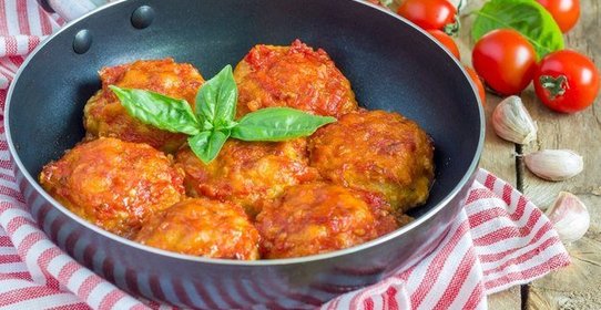Рыбные котлеты в томатном соусе с базиликом