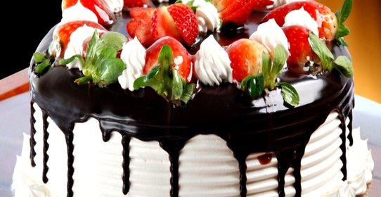 Праздничный торт с клубникой