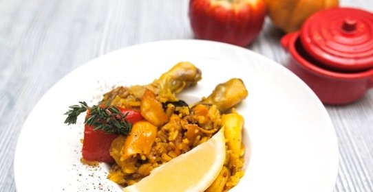 Паэлья с морепродуктами и курицей