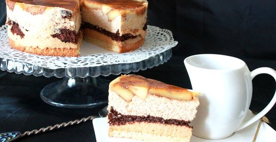 Бисквитный торт с карамелизованными яблоками