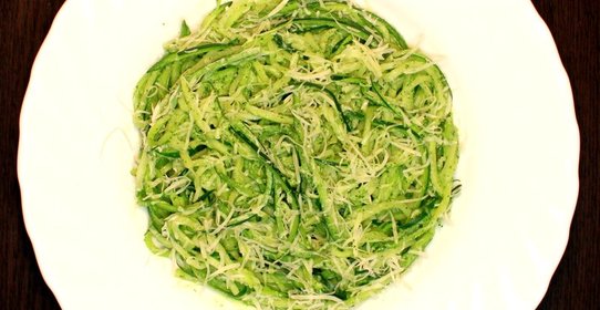 Паста из цукини с йогуртовым соусом