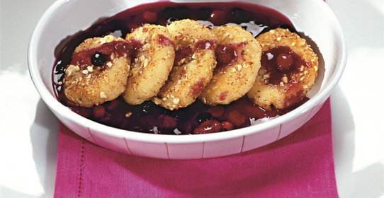 Манные биточки с ягодным киселем