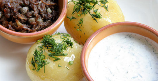 Отварной молодой картофель с двумя соусами