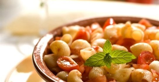 Салат-паста с ветчиной и овечьим сыром