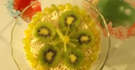 Творожный десерт с фруктами и виноградом