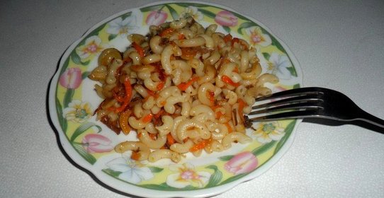 Макароны с тушенкой