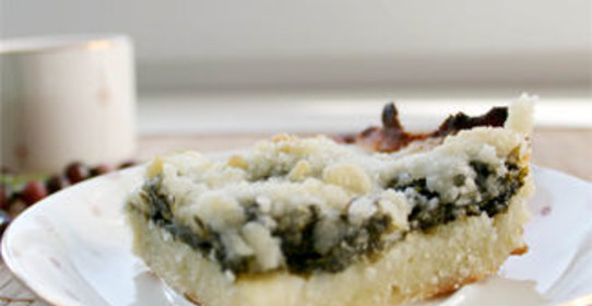 Сладкий пирог с щавелем и штрейзелем