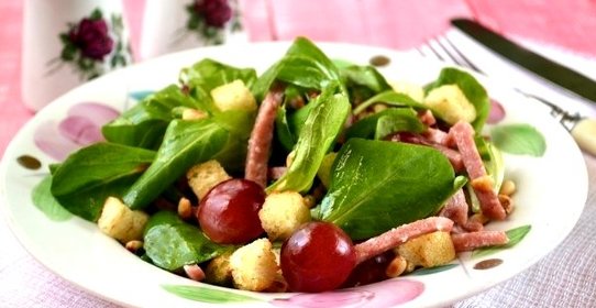 Салат с корном, сервелатом и виноградом