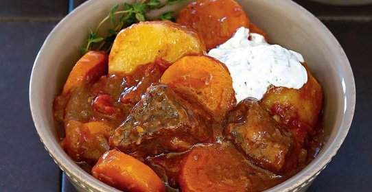 Жаркое с красным вином и сметанным соусом