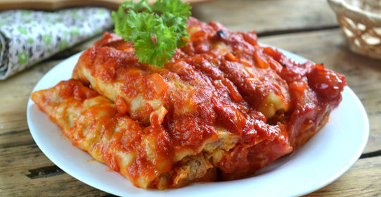 Каннеллони с фаршем под томатным соусом